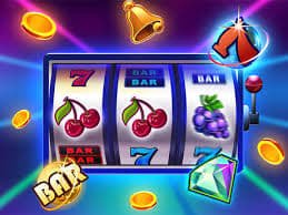 Dealer profesional mantulslot dalam studio baccarat dengan kamera HD