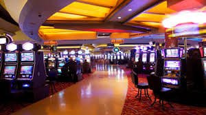 Dealer profesional mantulslot dalam sesi Free Bet Blackjack dengan streaming HD